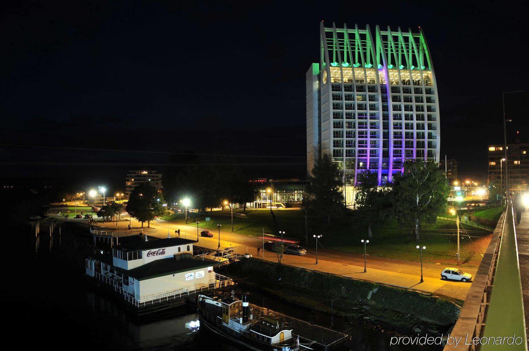 Hotel Dreams Valdivia Exterior photo The Riverfront Hotel at night