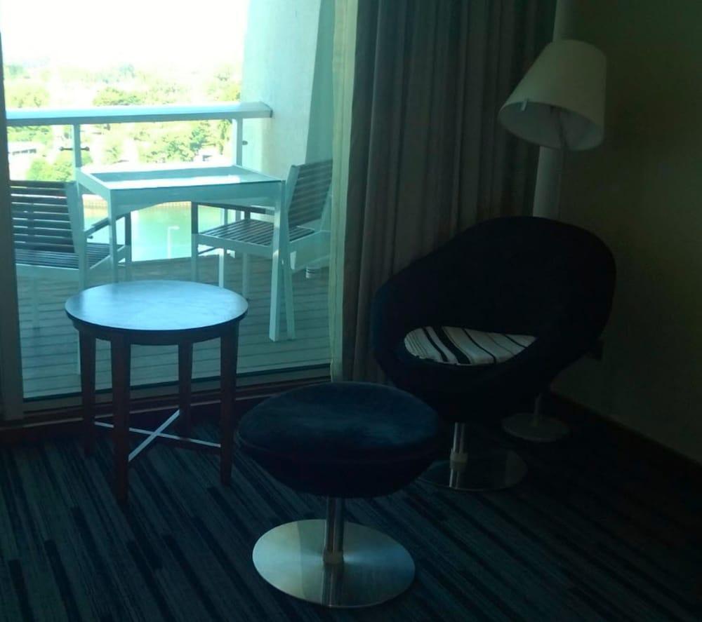 Hotel Dreams Valdivia Exterior photo A room at the hotel