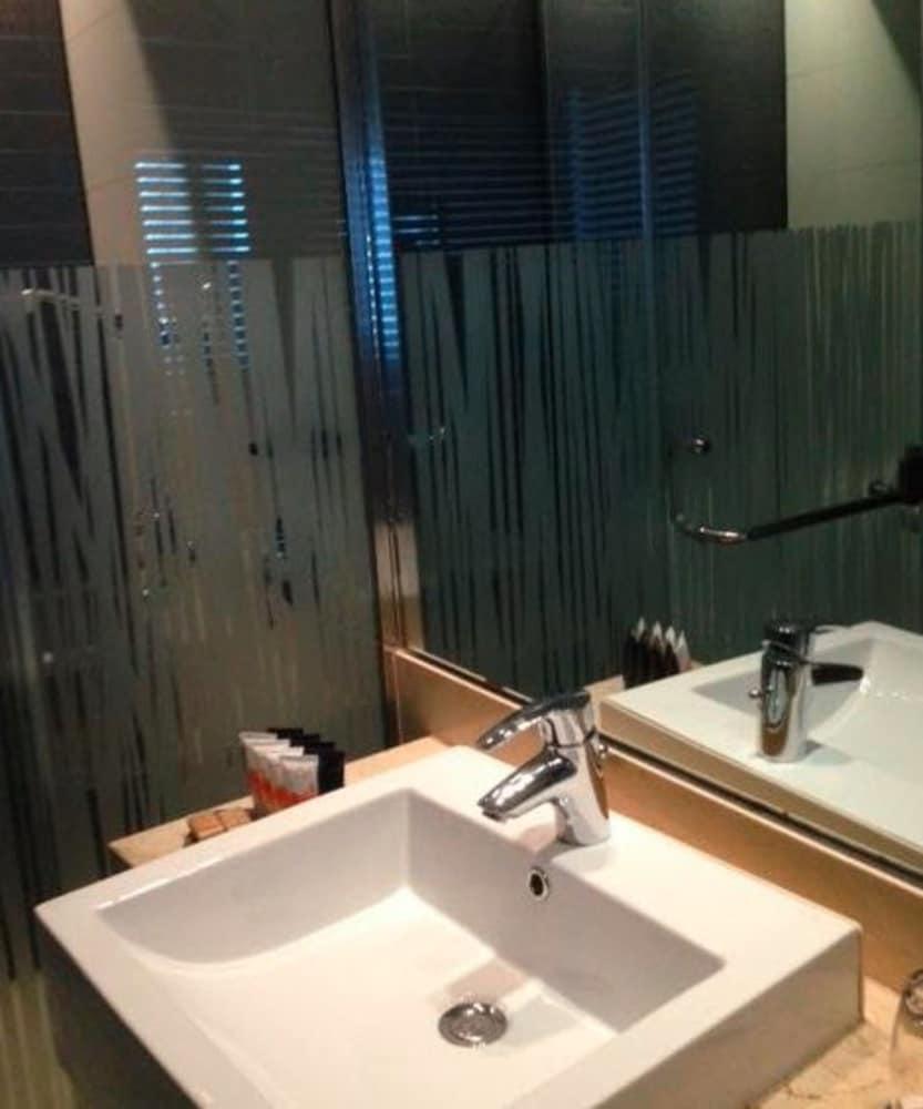 Hotel Dreams Valdivia Exterior photo A shower curtain