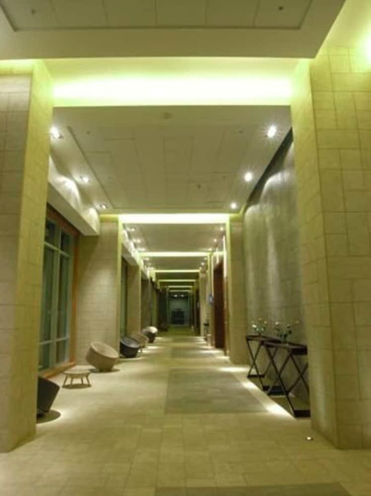 Hotel Dreams Valdivia Exterior photo A corridor at the hotel
